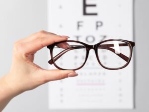 Okulary korekcyjne i badanie wzroku w salonie optycznym Optosfera w Warszawie.