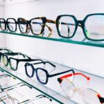 Dyplomowane optometrystki w salonie optycznym Optosfera na Białołęce wybierają modne oprawy okularowe.