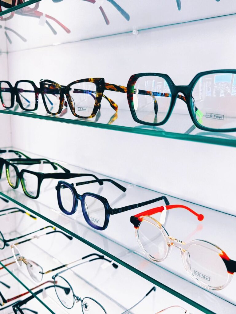 Dyplomowane optometrystki w salonie optycznym Optosfera na Białołęce wybierają modne oprawy okularowe.